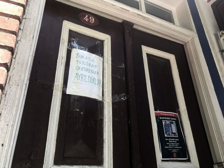 EVİNİN ÖNÜNDE FOTOĞRAF ÇEKTİREN GELİN-DAMATLAR EV SAHİBİNİ CANINDAN BEZDİRDİ