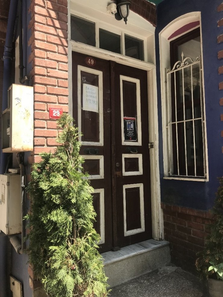 EVİNİN ÖNÜNDE FOTOĞRAF ÇEKTİREN GELİN-DAMATLAR EV SAHİBİNİ CANINDAN BEZDİRDİ