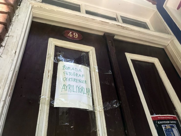 EVİNİN ÖNÜNDE FOTOĞRAF ÇEKTİREN GELİN-DAMATLAR EV SAHİBİNİ CANINDAN BEZDİRDİ