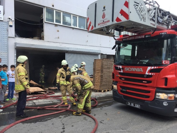 SULTANGAZİ’DE KARTON ATÖLYESİNDE YANGIN