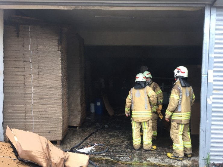 SULTANGAZİ’DE KARTON ATÖLYESİNDE YANGIN