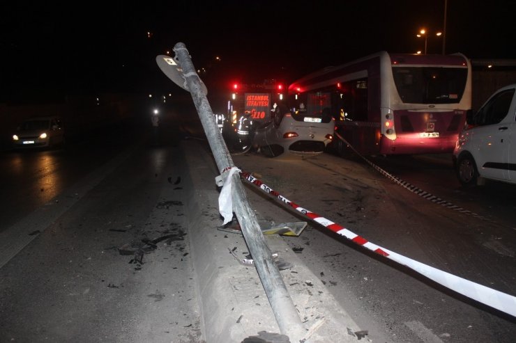 TRAFİK IŞIĞINA ÇARPAN OTOMOBİL TAKLA ATTI: 1 YARALI