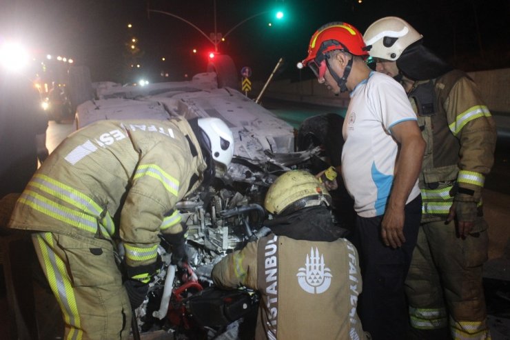 TRAFİK IŞIĞINA ÇARPAN OTOMOBİL TAKLA ATTI: 1 YARALI