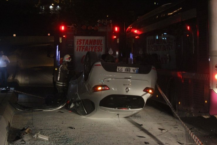 TRAFİK IŞIĞINA ÇARPAN OTOMOBİL TAKLA ATTI: 1 YARALI