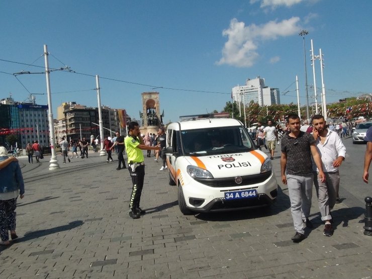 TAKSİM’DE ARACI MEN EDİLEN TAKSİCİDEN TEPKİ
