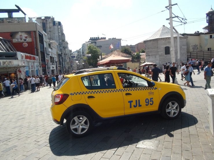 TAKSİM’DE ARACI MEN EDİLEN TAKSİCİDEN TEPKİ