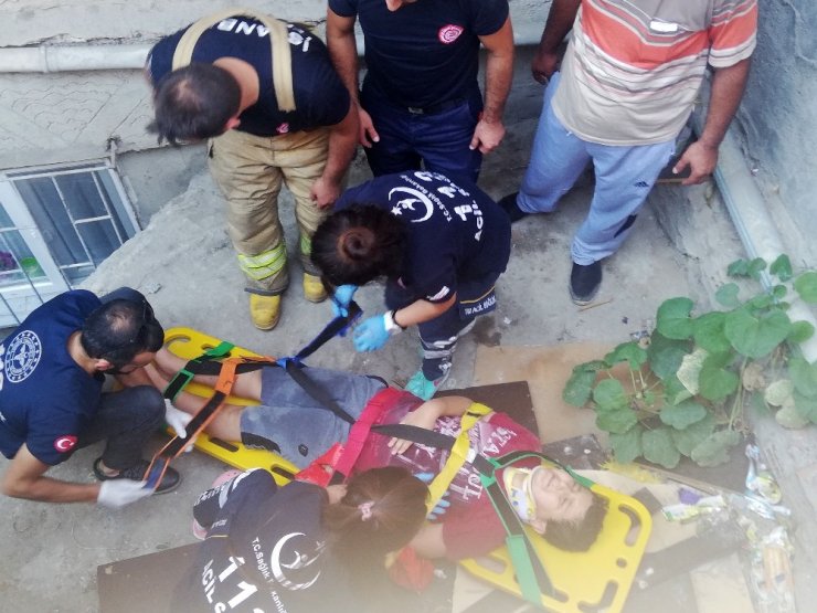 BİSİKLETİNİN FRENİ TUTMAYAN ÇOCUK, 2 BUÇUK METRELİK BOŞLUĞA DÜŞTÜ