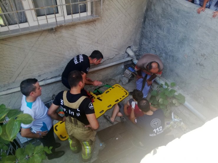 BİSİKLETİNİN FRENİ TUTMAYAN ÇOCUK, 2 BUÇUK METRELİK BOŞLUĞA DÜŞTÜ