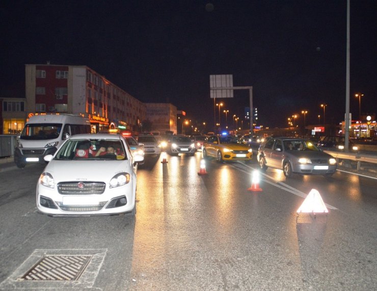 İki Otomobil, İett Durağına Daldı