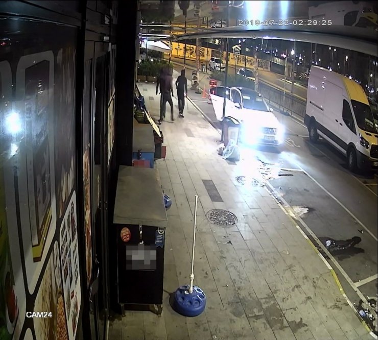 PİŞKİN HIRSIZLAR VATANDAŞLARI DÖNER BIÇAĞIYLA KOVALADI