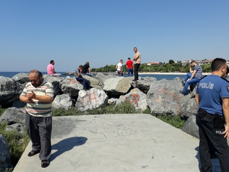 YEŞİLKÖY’DE DENİZE GİRDİKTEN SONRA KAYBOLAN GENÇ ARANIYOR