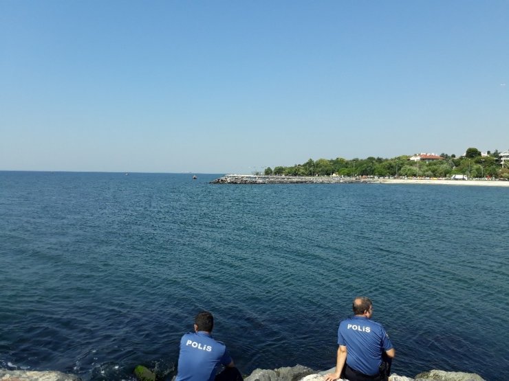 YEŞİLKÖY’DE DENİZE GİRDİKTEN SONRA KAYBOLAN GENÇ ARANIYOR