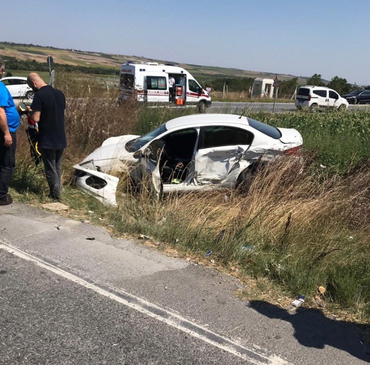 ARNAVUTKÖY’DE İKİ ARAÇ KAFA KAFAYA ÇARPIŞTI