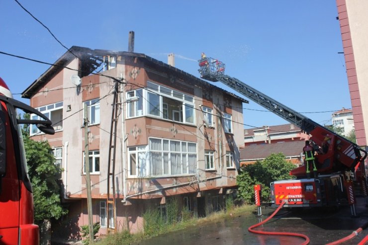 Ümraniye’de Çatı Yangını Korkuttu