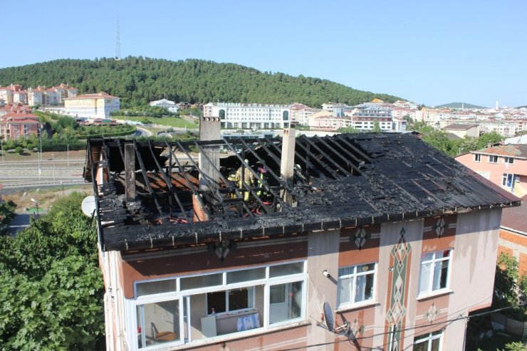 Ümraniye’de Çatı Yangını Korkuttu