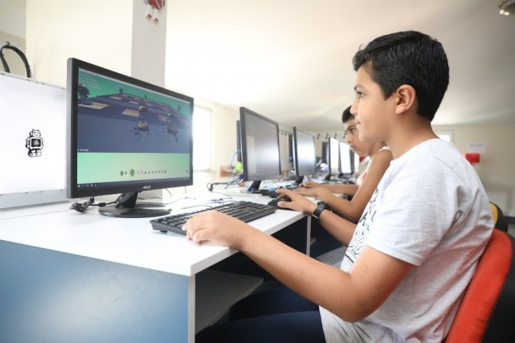 EYÜPSULTANLI ÖĞRENCİLERE ROBOTİK EĞİTİM KURSU