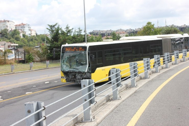 ÜSKÜDAR’DA METROBÜS KAZASI: 11 YARALI