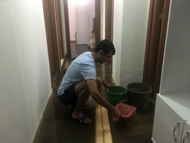 YAĞMUR SONRASI EVİNİ SU BASAN HAMİLE KADIN ACİL DOĞUMA ALINDI