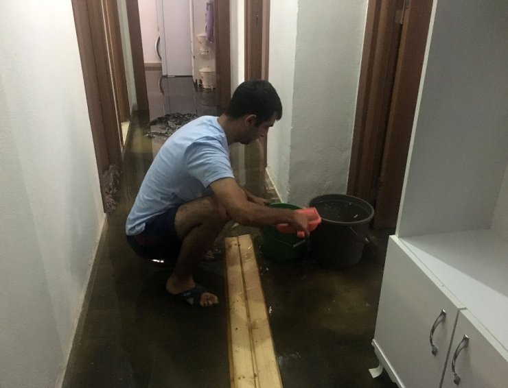 YAĞMUR SONRASI EVİNİ SU BASAN HAMİLE KADIN ACİL DOĞUMA ALINDI