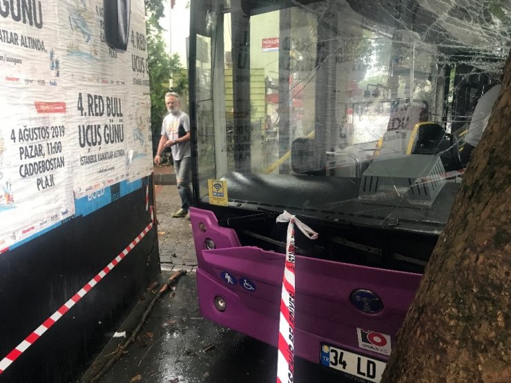 YENİKÖY’DE BELEDİYE OTOBÜSÜ ÖNCE CİPE SONRA AĞACA ÇARPTI, 4 YARALI