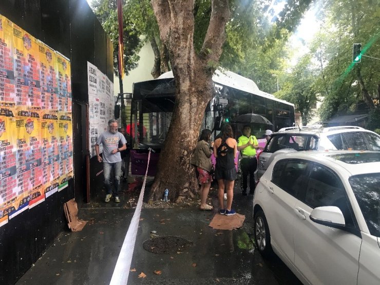 YENİKÖY’DE BELEDİYE OTOBÜSÜ ÖNCE CİPE SONRA AĞACA ÇARPTI, 4 YARALI