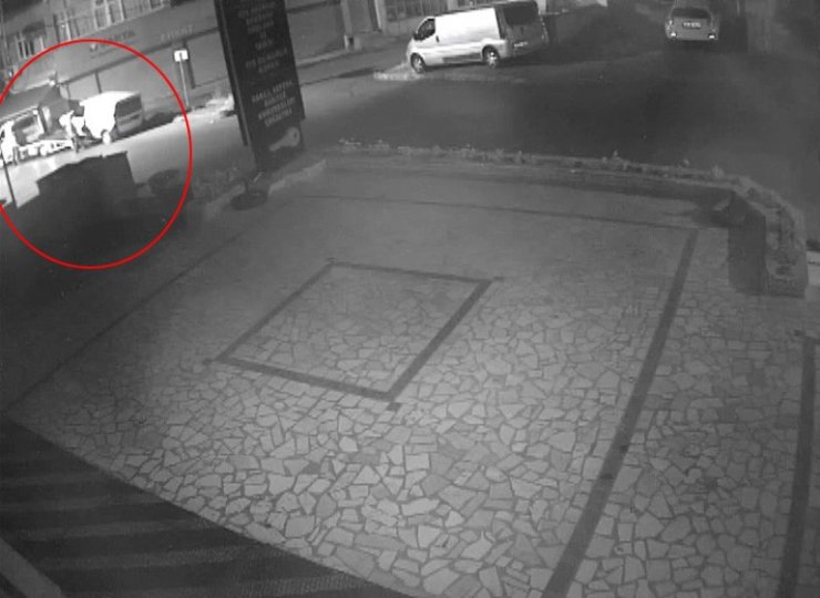 İSTANBUL’DA OTOMOBİLLERİ ÇEKİCİYE YÜKLEYEREK ÇALAN ŞAHIS YAKALANDI