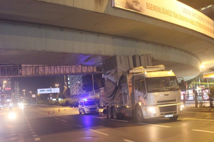 ŞİŞLİ’DE KAMYON KÖPRÜYE SIKIŞTI