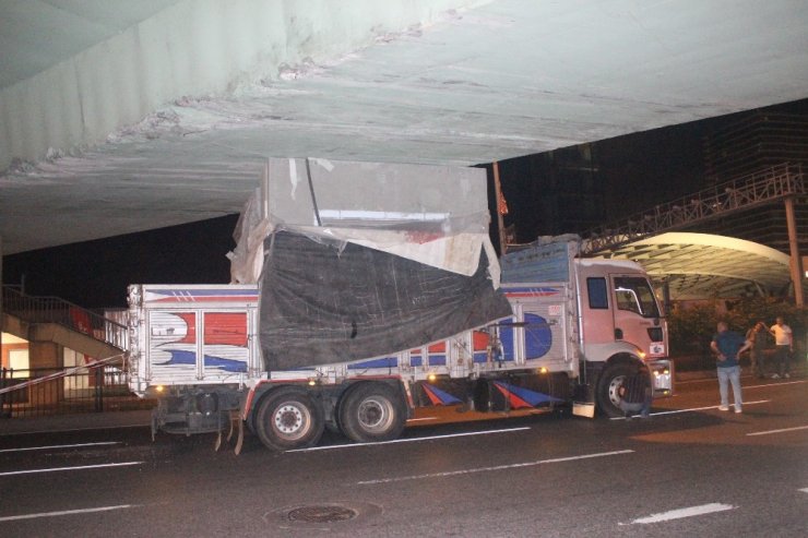 ŞİŞLİ’DE KAMYON KÖPRÜYE SIKIŞTI