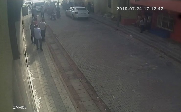 Sokak Ortasında Tartıştığı Komşularını Bıçakladı