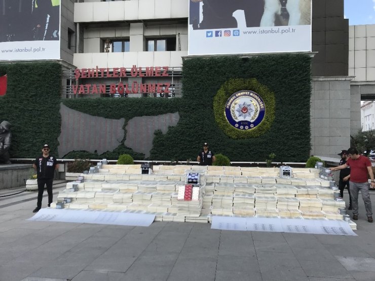 TARİHİN EN BÜYÜK SAHTE DOLAR OPERASYONUNDA ELE GEÇİRİLENLER SERGİLENDİ