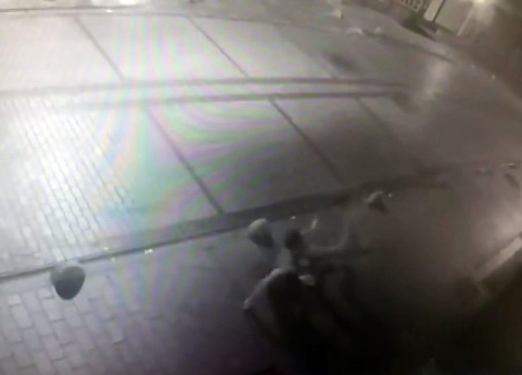 CEZAYİRLİ ŞAHSIN 15 BIÇAK DARBESİYLE ÖLDÜRÜLMESİ KAMERADA