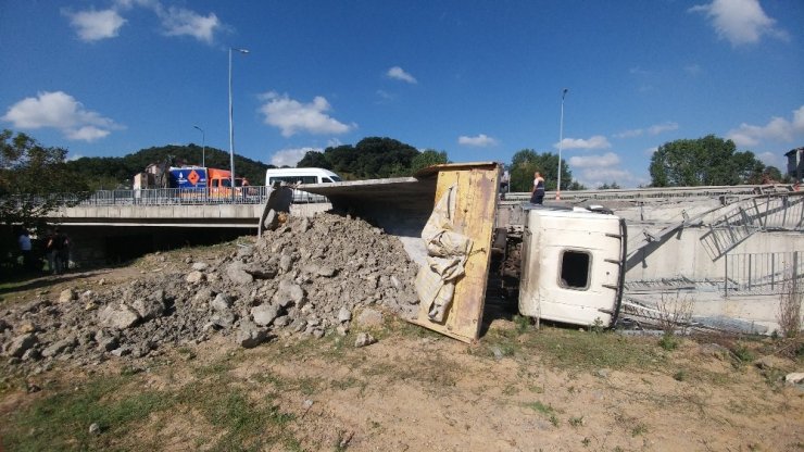 FRENİ PATLAYAN HAFRİYAT KAMYONU ŞARAMPOLE YUVARLANDI