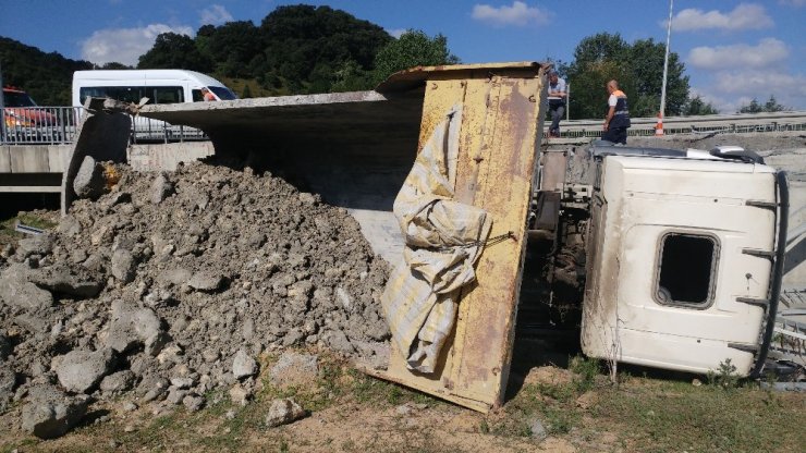 FRENİ PATLAYAN HAFRİYAT KAMYONU ŞARAMPOLE YUVARLANDI