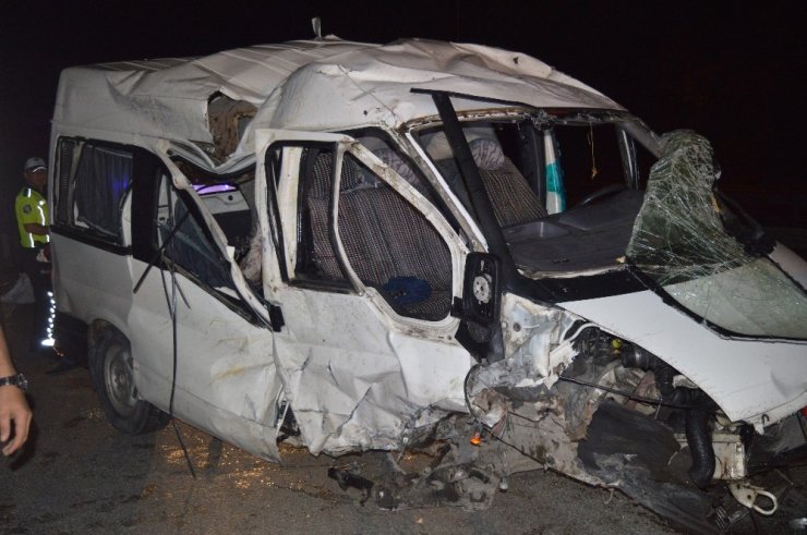 HASDAL - OKMEYDANI BAĞLANTI YOLUNDA KAZA: 2’Sİ AĞIR 3 YARALI