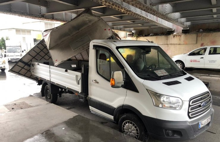 Kamyonet Alt Geçide Takıldı