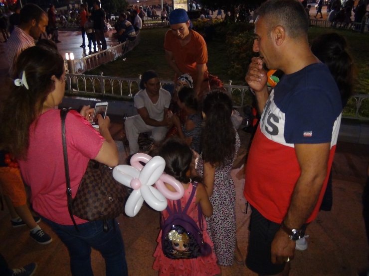 TAKSİM MEYDANI’NDA KUKLA OYNATAN TURİSTLERE BÜYÜK İLGİ