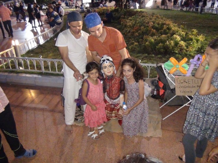 TAKSİM MEYDANI’NDA KUKLA OYNATAN TURİSTLERE BÜYÜK İLGİ