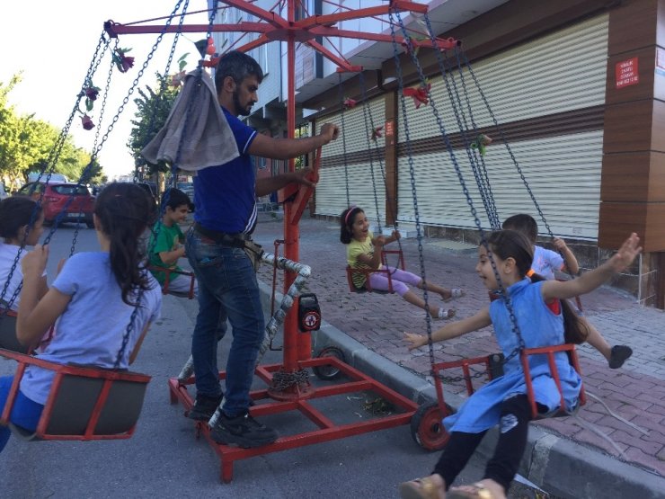 SEYYAR DÖNME DOLAP ÇOCUKLARIN İLGİ ODAĞI OLUYOR