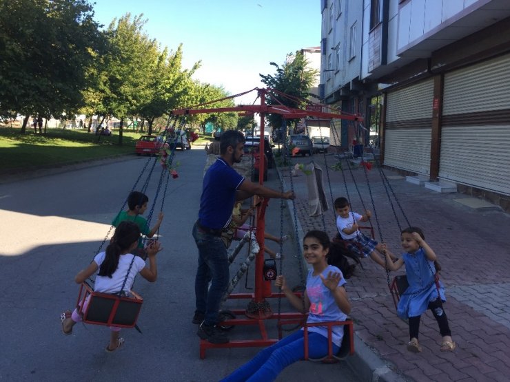 SEYYAR DÖNME DOLAP ÇOCUKLARIN İLGİ ODAĞI OLUYOR