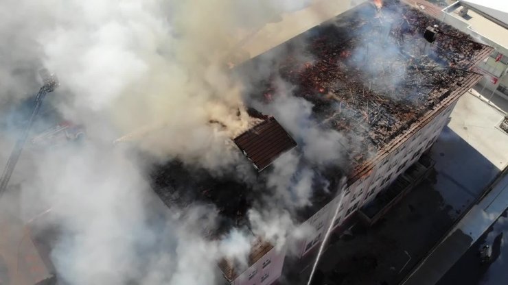 ESENYURT’TA OKUL ÇATISINDA PANİĞE YOL AÇAN YANGIN