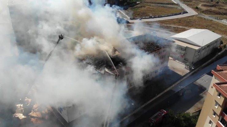 ESENYURT’TA OKUL ÇATISINDA PANİĞE YOL AÇAN YANGIN