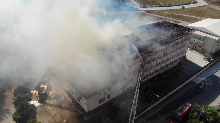 ESENYURT’TA OKUL ÇATISINDA PANİĞE YOL AÇAN YANGIN