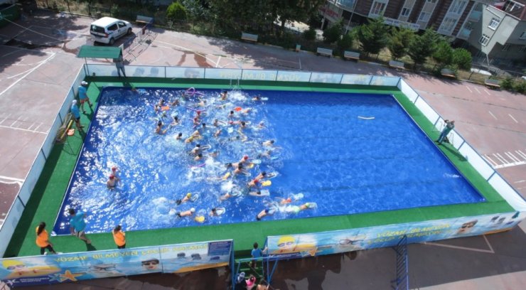42 BİN ÇOCUK İLK KULACINI PORTATİF HAVUZLARINDA ATTI