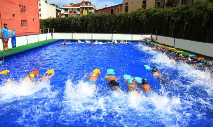 42 BİN ÇOCUK İLK KULACINI PORTATİF HAVUZLARINDA ATTI