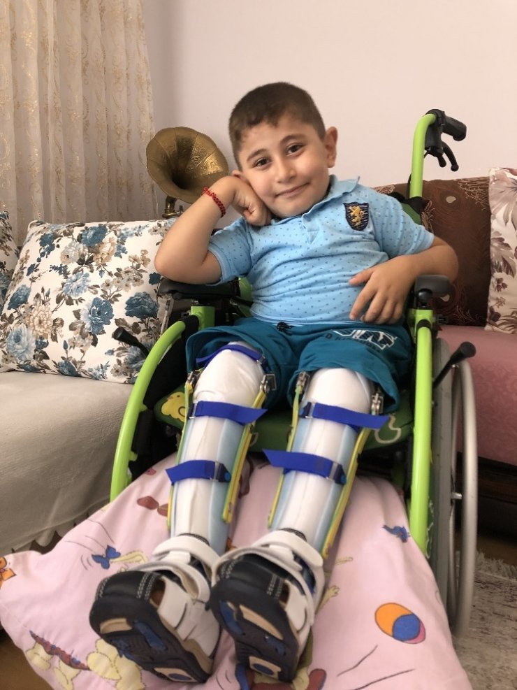 CAM KEMİK HASTASI ARAS ARTIK YÜRÜYEBİLECEK