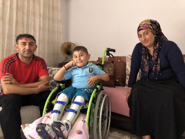 CAM KEMİK HASTASI ARAS ARTIK YÜRÜYEBİLECEK