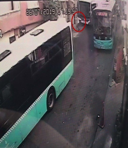 FRENİ BOŞALAN HALK OTOBÜSÜNÜN İŞ YERİNE GİRME ANI KAMERADA