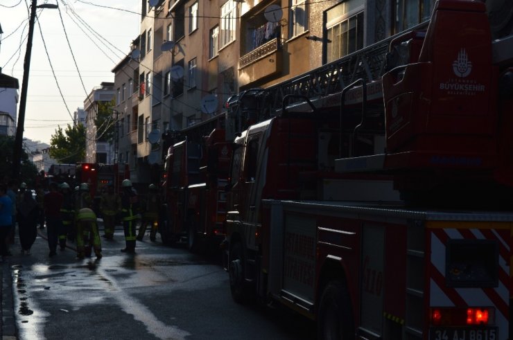 GAZİOSMANPAŞA’DA ÇATI YANGINI