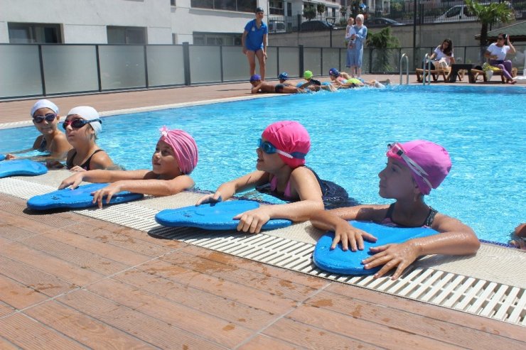 ZEYTİNBURNU’NDA ÇOCUKLARA BELEDİYEDEN ÜCRETSİZ YÜZME KURSU