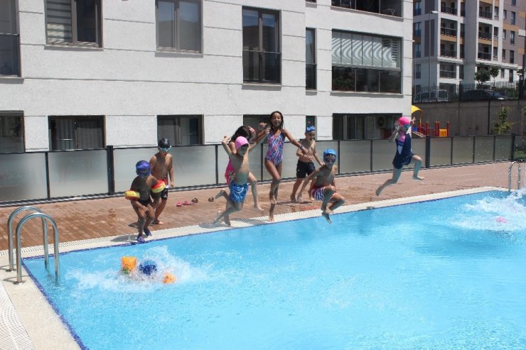 ZEYTİNBURNU’NDA ÇOCUKLARA BELEDİYEDEN ÜCRETSİZ YÜZME KURSU